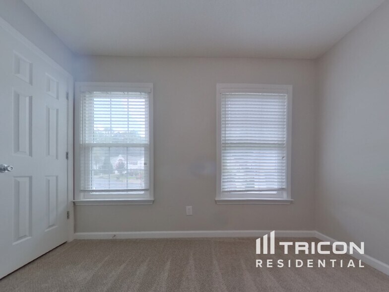 Building Photo - 2021 Maple Ridge Dr NW