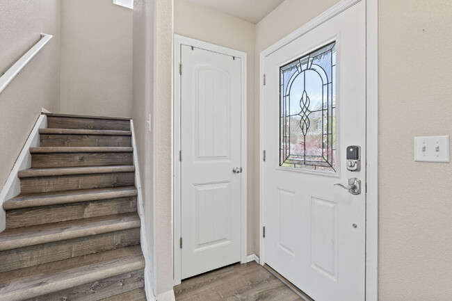 Building Photo - Updated 3-Bedroom Townhome with Private Ya...