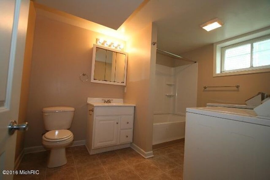 Building Photo - 321 Charles Avenue Southeast