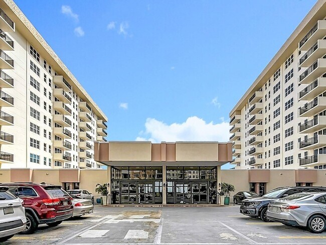 Building Photo - 1147 Hillsboro Mile Unit 506