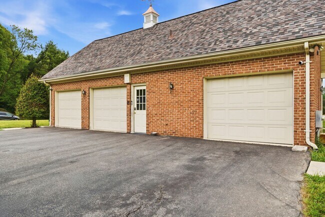 Building Photo - 1126 Somerset Ln