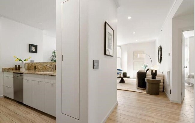 Building Photo - 600 St Albans Dr