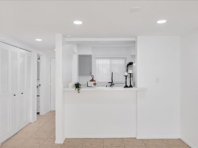 Building Photo - Beautifully upgraded 2 bedroom 2 story tow...
