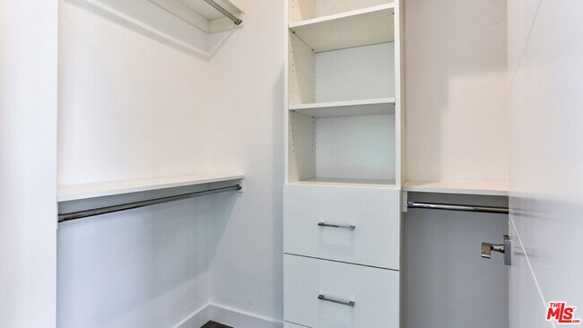 Building Photo - 3946 S Budlong Ave