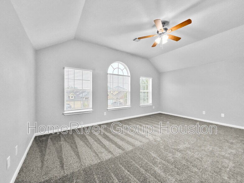 Building Photo - 835 Forest Ivy Ln