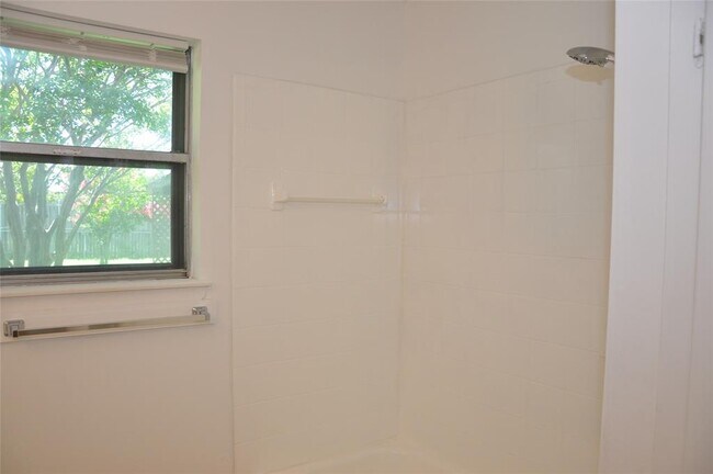 Building Photo - 15606 Tacon Ln