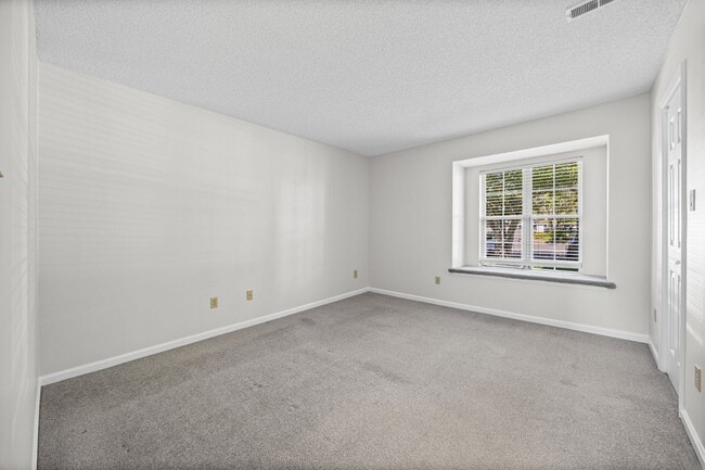 Building Photo - Light and bright 2-primary suite, 2-bath condo in Firethorne of Charlotte.