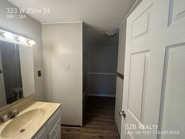 Building Photo - 323 W 25th St