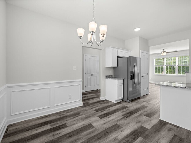 Building Photo - Towne Pointe Beauty!