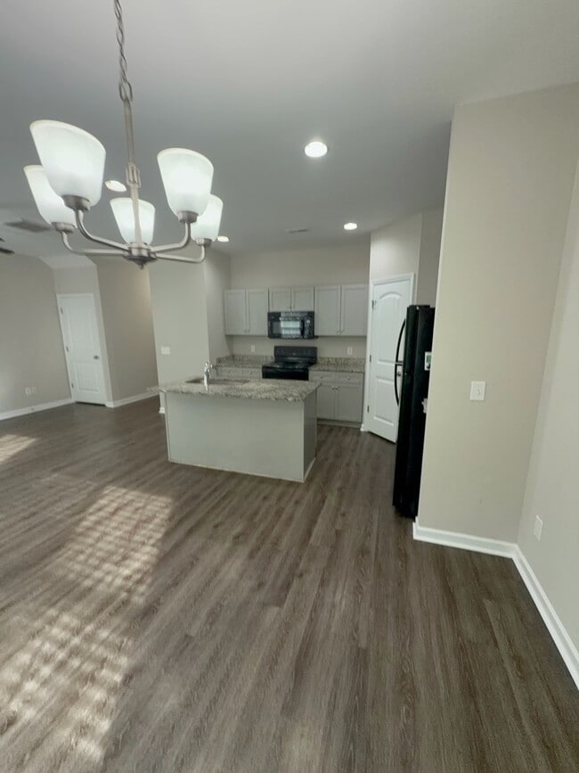 Building Photo - 650 Pippin Dr