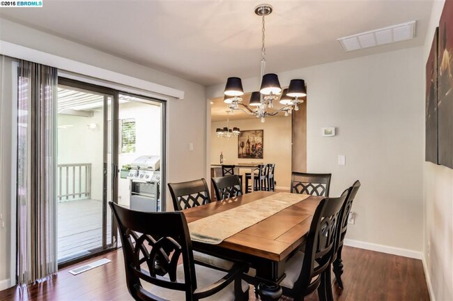 Building Photo - 884 Ruth Dr