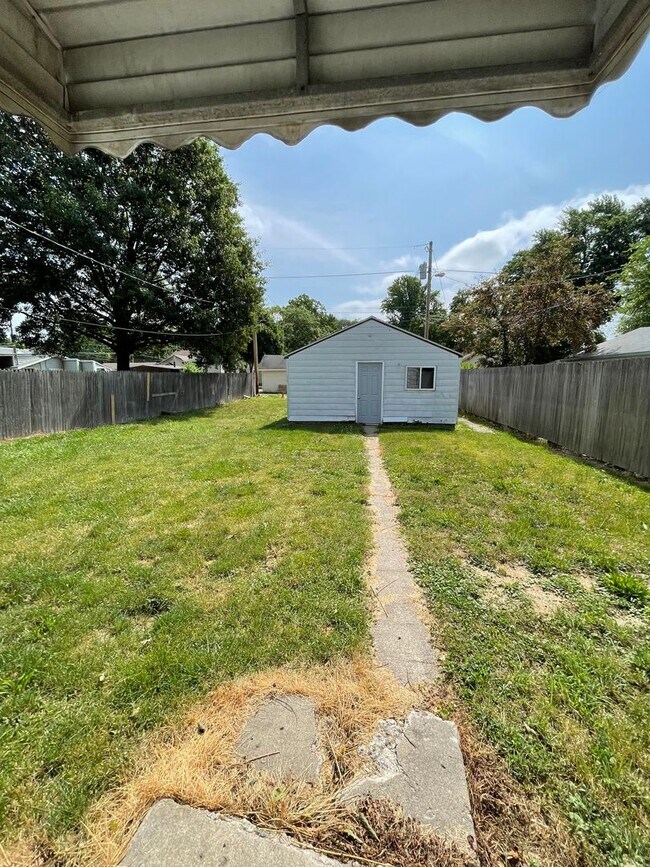 Building Photo - 3 Bedroom Home with Backyard and Garage - ...