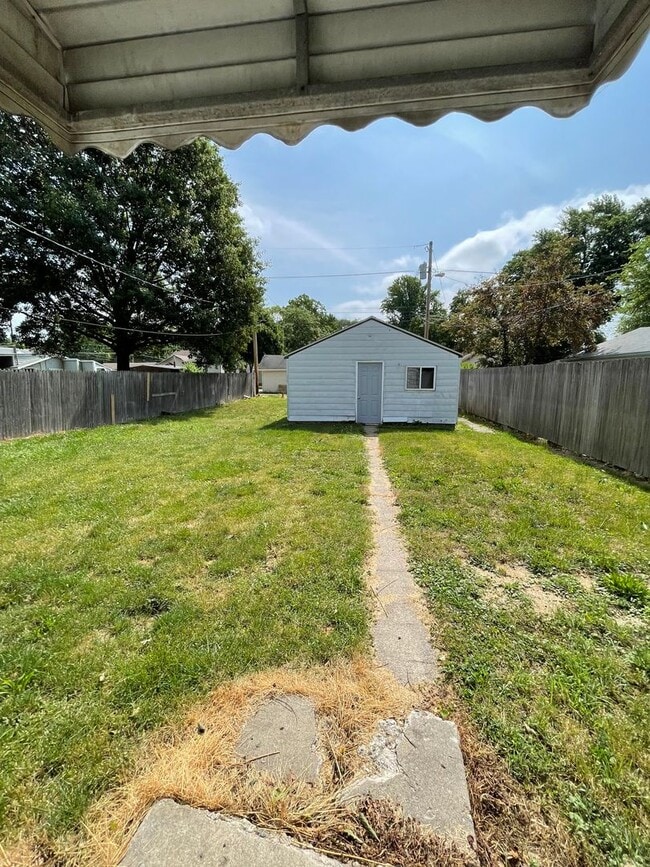 Building Photo - 3 Bedroom Home with Backyard and Garage!