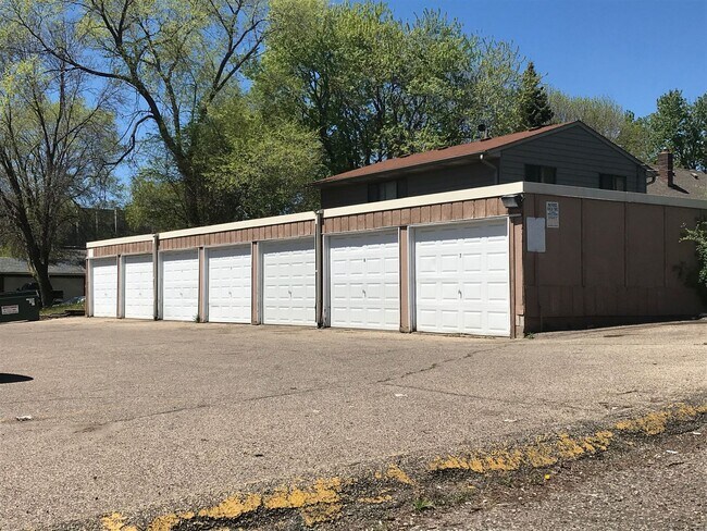 Building Photo - 1 bedroom with a Garage!!, Recently Remode...