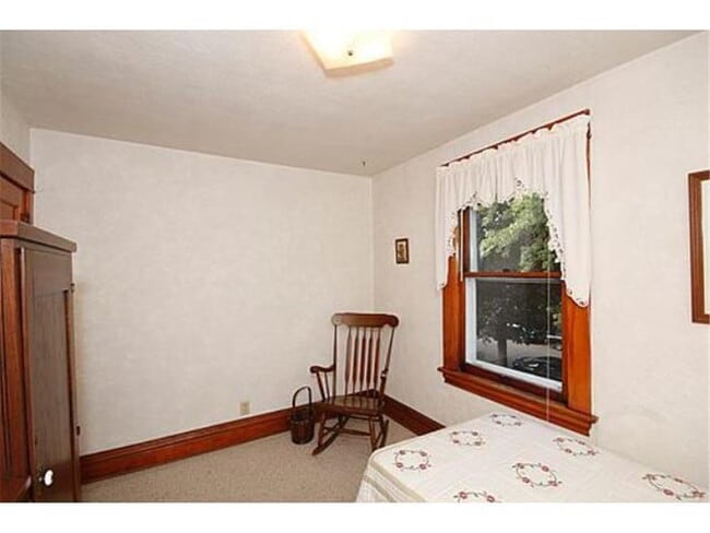 Building Photo - 4 Bedroom 1 Bath Adorable Home in St. Paul