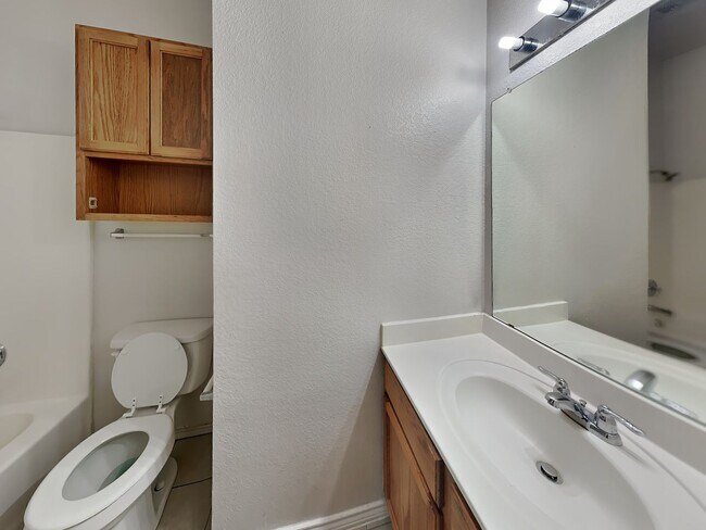 Building Photo - MOVE IN READY NOW! CHECK IT OUT!