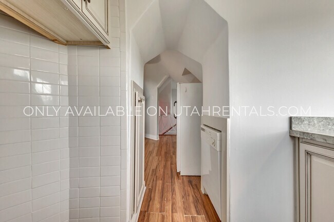 Building Photo - 1040 E 200 S