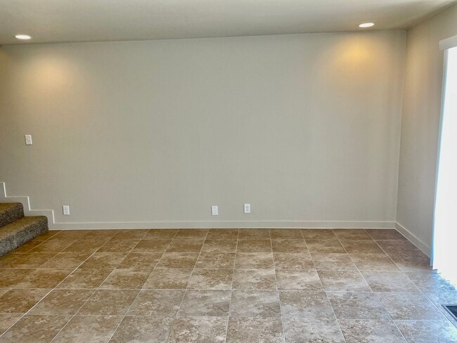 Building Photo - Fully Remodeled 3-BR, 3-BA Townhome with Kitchenette in Basement