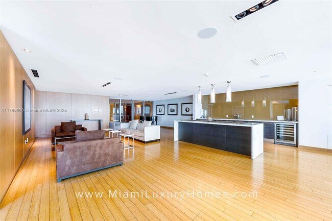Building Photo - 900 Biscayne Blvd
