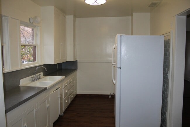 Building Photo - 1835 Melrose St