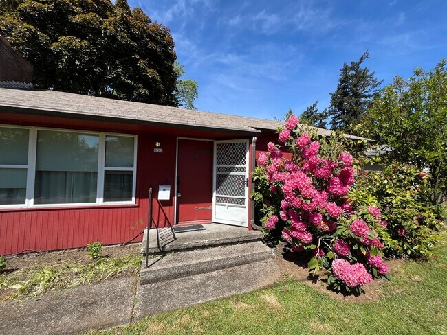 Building Photo - Quaint 2-Bedroom Ranch in Established Neig...