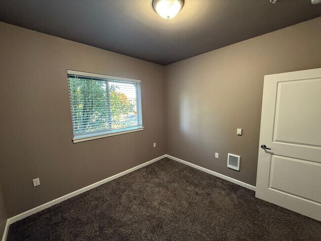 Building Photo - 4255 Hawthorne Ave NE