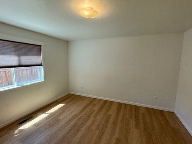 Building Photo - NEW TO MARKET/ 3 BEDROOM HOUSE ON QUIET DEAD END STREET