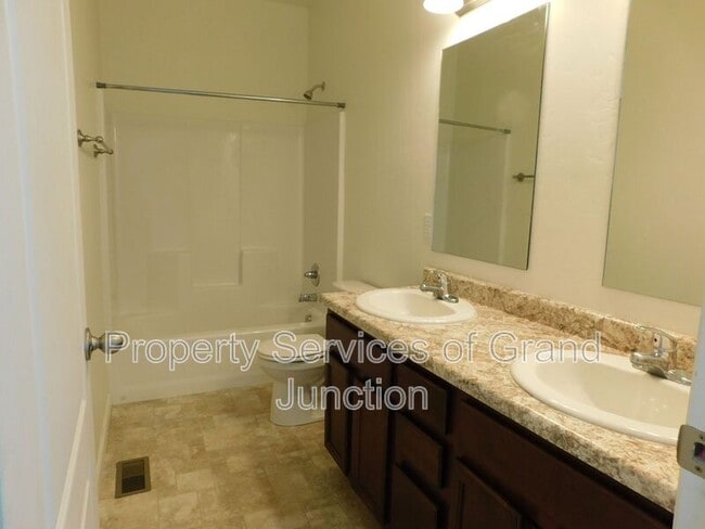 Building Photo - 621 Zenith Ln