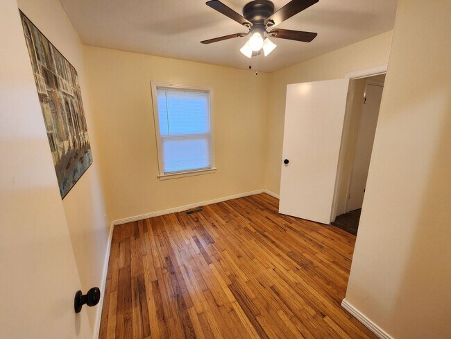 Building Photo - Beautiful remodeled 3BR, 1.5 Bth with garage and fenced backyard with newer stainless appliances