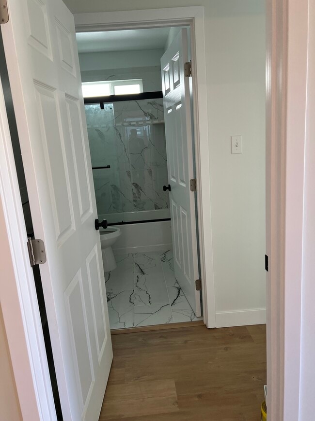 Building Photo - 951 N Oxford Ave