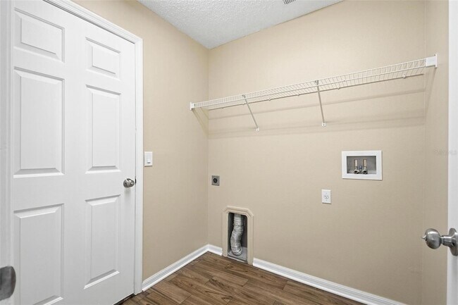 Building Photo - 4 Red Oak Pl