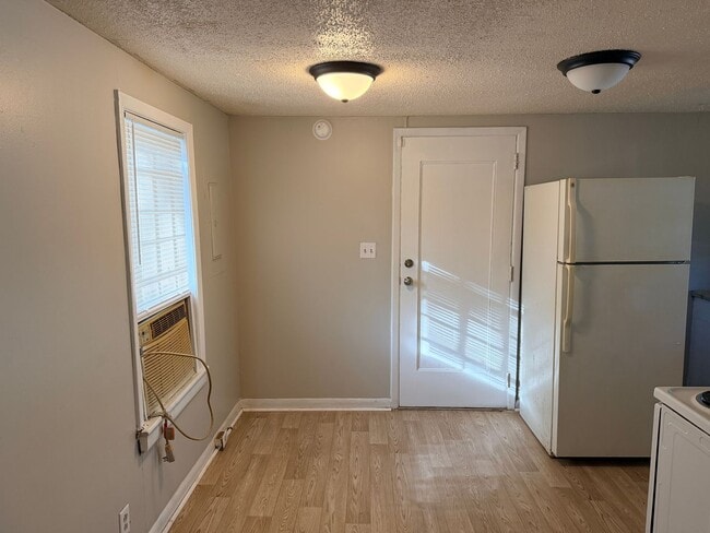 Building Photo - 2 Bedroom 1 Bath Home