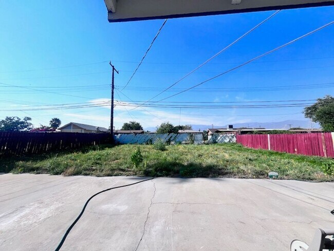 Building Photo - Recently Remodeled San Bernardino Home