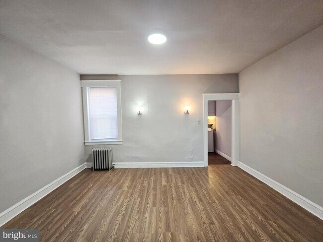 Building Photo - 204 W Duncannon Ave