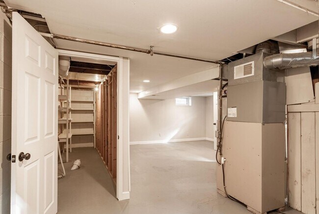 Building Photo - 2750 N 61st St