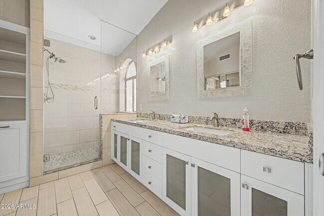 Building Photo - 558 W Bluefield Ave