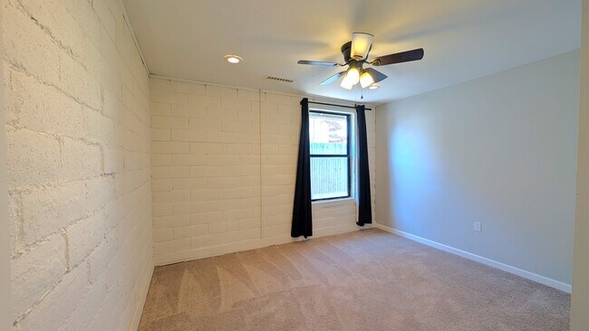 Building Photo - 1514 N Elaine Way