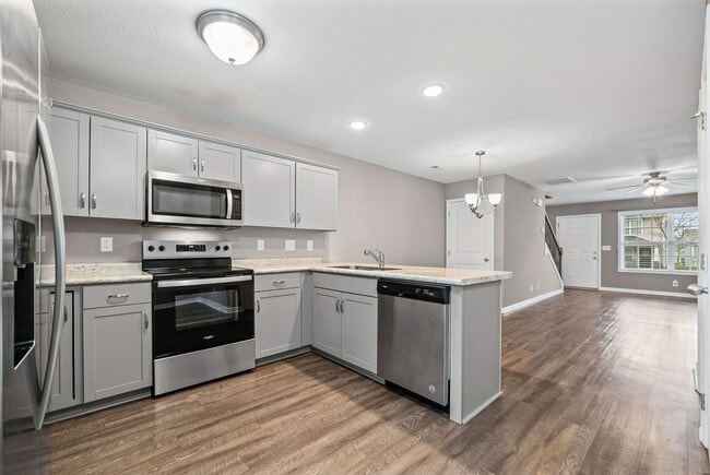 Building Photo - 2 Bedroom Condo For Rent With Community Swimming Pool!