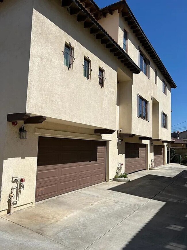 Building Photo - 247 S Arroyo Dr