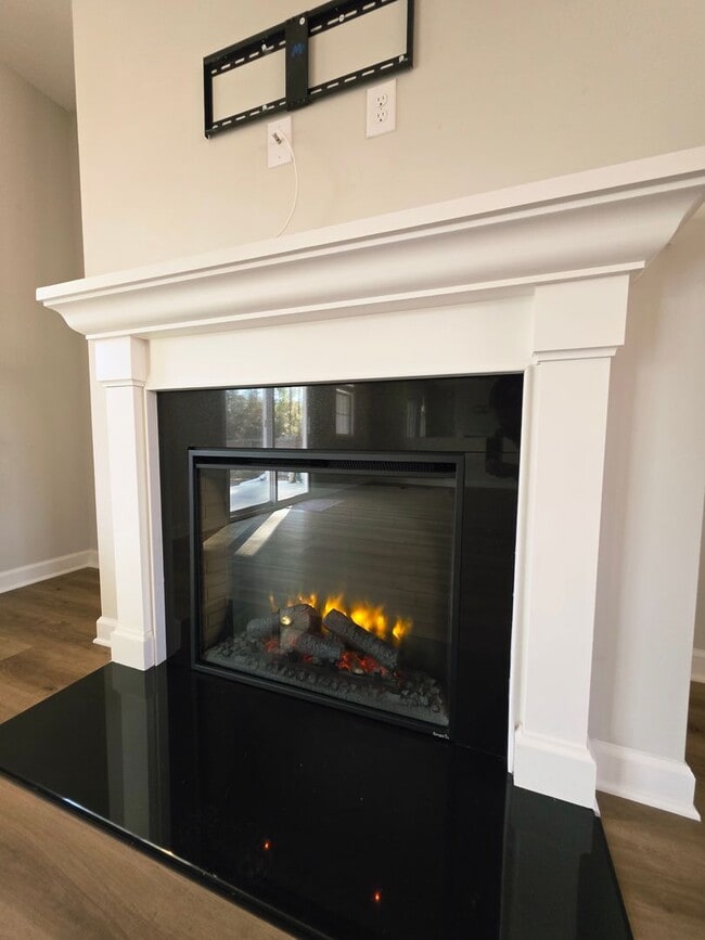 Building Photo - 4 Bedroom #3 Bath Towne Pointe