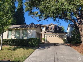 Building Photo - Gorgeous 4 bedroom 2.5 bath with large bon...