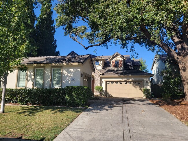 Primary Photo - Gorgeous 4 bedroom 2.5 bath with large bon...