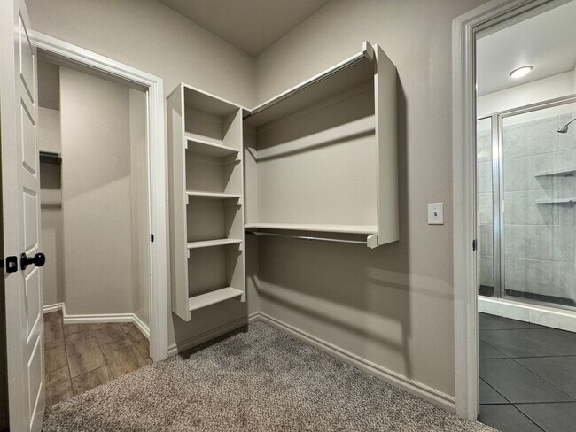 Building Photo - Spacious 3-Bedroom Home with Designer Kitc...