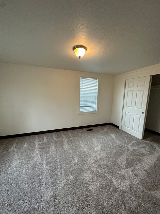 Building Photo - 3 BEDROOM 1 BATH APARTMENT LOCATED IN NORT...