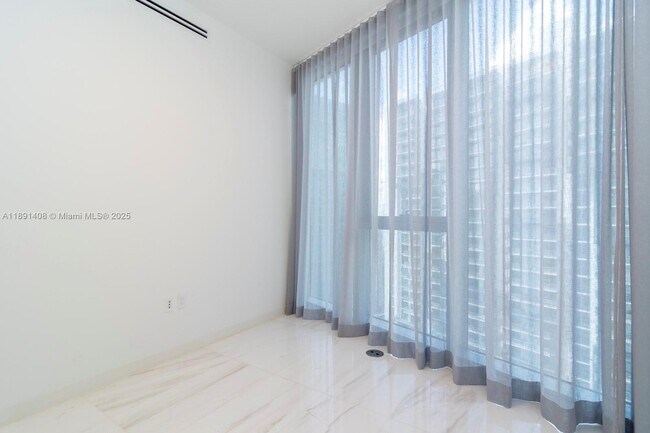 Building Photo - 300 Biscayne Blvd Way