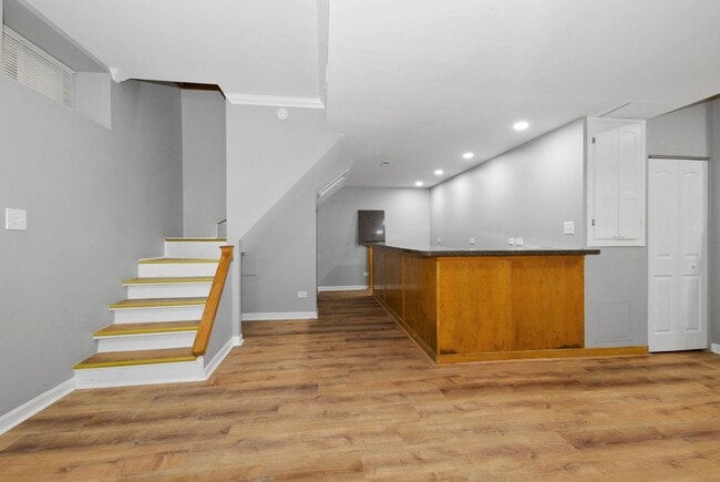 Building Photo - Duplex Two Bedroom Unit Available in South Shore