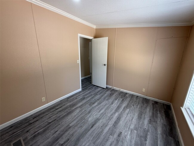 Building Photo - 16767 Oak Knoll Dr