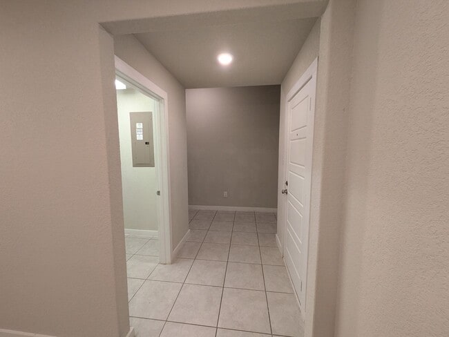 Building Photo - 1 story gem with quick access to Randolph!!