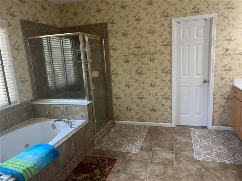 Building Photo - 1880 Willshire Glen