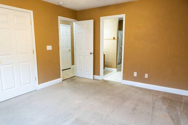 Master bedroom on-suite bathroom - 3800 Duncan Rd